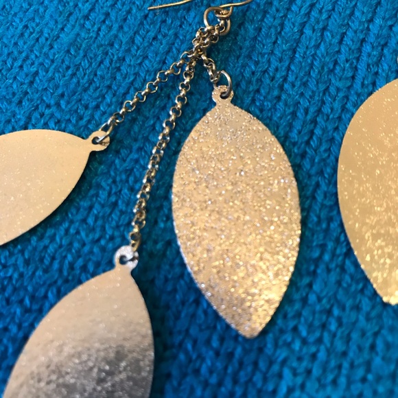🍂Gold tone dangle leaf earrings🍂 - Picture 4 of 5